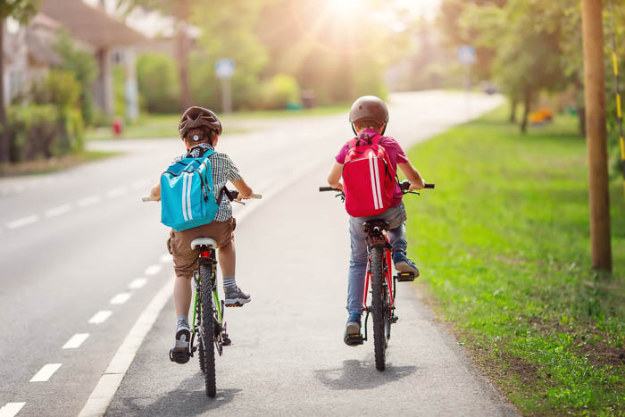 Børn cykler til skole